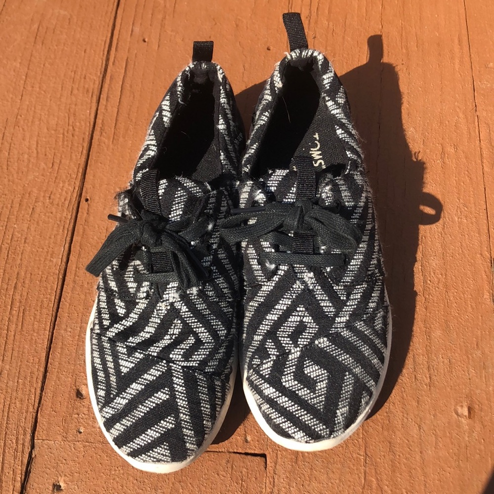 Toms black and white sneakers! Size 7